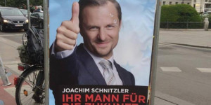 Beitragsbild des Blogbeitrags „Hurra, der Schnitzler ist wieder da!“ – Philipp Hochmair in seiner „verrückten“ Rolle 