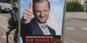 Beitragsbild des Blogbeitrags „Hurra, der Schnitzler ist wieder da!“ – Philipp Hochmair in seiner „verrückten“ Rolle