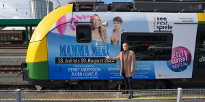 Beitragsbild des Blogbeitrags Der Express rollt: „Mamma Mia!“ – Das Musical mit den Melodien von ABBA 2023 bei den Seefestspielen Mörbisch im Burgenland 