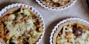 Beitragsbild des Blogbeitrags Winter-Quiche mit Gemüse, Speck und Maroni