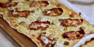 Beitragsbild des Blogbeitrags Winterlicher Flammkuchen mit Kohl und Speck 