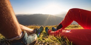 Beitragsbild des Blogbeitrags Wanderschuhe an den Füßen und Berge im Blick #träumendarfmanjaschonmal