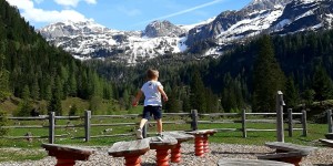 Beitragsbild des Blogbeitrags ALLES ALM – Das perfekte Platzerl für Familie, Spaß & Natur