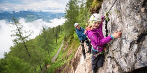 Beitragsbild des Blogbeitrags Da geht’s hoch hinaus – am neuen Drachis Kinder- und Jugendklettersteig am Geisterberg! 