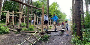 Beitragsbild des Blogbeitrags Klettern, hangeln, balancieren … hoch hinaus geht´s auf JODYs Baumparcours! 