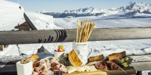 Beitragsbild des Blogbeitrags Die schönsten Sonnenterrassen entlang der 12 Peaks Trophy – von A wie Apfelstrudel bis Z wie Zirbenschnaps