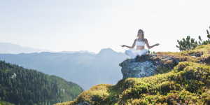 Beitragsbild des Blogbeitrags Asanas auf der Almwiese