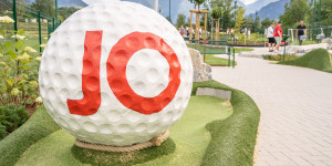 Beitragsbild des Blogbeitrags Spiel und Spaß – die neue JO Adventure Minigolfanlage in St. Johann
