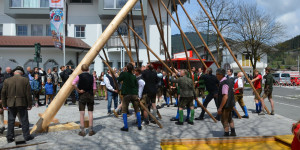 Beitragsbild des Blogbeitrags Der Heimatverein DBurgstoana tanzt in den Mai: Beim Maifest, do wird auftånzt!
