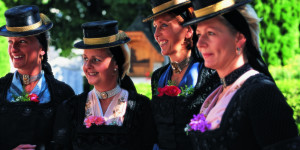Beitragsbild des Blogbeitrags Der Austerrock – die prächtige Festtagstracht des Innergebirgs