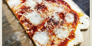 Beitragsbild des Blogbeitrags selbstgemachter Blechpizzateig
