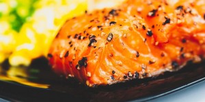 Beitragsbild des Blogbeitrags Saltimbocca vom Lachs mit Gremolata-Stampfkartoffeln