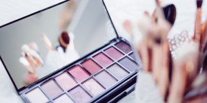 Beitragsbild des Blogbeitrags Warum liebe ich Beauty Boxen auch mit einer Katze im Sack?