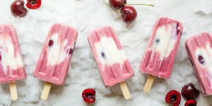Beitragsbild des Blogbeitrags Veganes Kokos-Limetten-Eis mit karamelisierten Kirschen