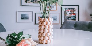 Beitragsbild des Blogbeitrags Einfache Vase aus Holzperlen zum Nachmachen