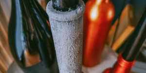 Beitragsbild des Blogbeitrags Elleganter Adventkerzenständer aus alten Flaschen (Vol.2)
