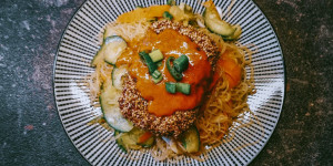 Beitragsbild des Blogbeitrags Thai Salat mit Reisnudeln und Sesamtofu 