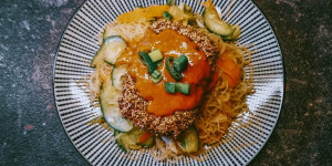 Beitragsbild des Blogbeitrags Thai Salat mit Reisnudeln und Sesamtofu