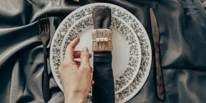 Beitragsbild des Blogbeitrags Serviettenringe aus Toilettenpapierrollen? Warum nicht?