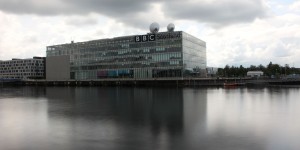 Beitragsbild des Blogbeitrags BBC-Umbau: Generaldirektor tritt zurück, Sender flüchtet aufs Land
