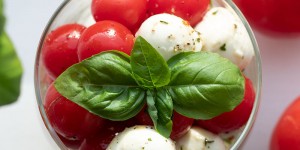 Beitragsbild des Blogbeitrags Mini Caprese im Glas 