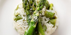 Beitragsbild des Blogbeitrags Körniger Spargelrisotto 