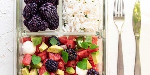Beitragsbild des Blogbeitrags Kräuterreis mit Avocadosalat und Beeren