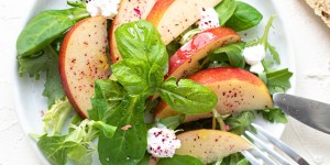 Beitragsbild des Blogbeitrags Feldsalat mit Apfel, Ziegenkäse und Limette