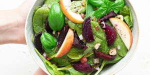 Beitragsbild des Blogbeitrags Salatbowl mit Spinat, roter Beete und Himbeervinaigrette 