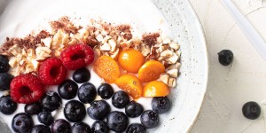 Beitragsbild des Blogbeitrags Kokosjoghurt mit Beeren