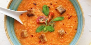 Beitragsbild des Blogbeitrags Gemüsesuppe mit Ingwer und Croutons 