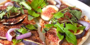 Beitragsbild des Blogbeitrags Dinkelpizza mit Feigen und Rucola
