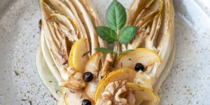 Beitragsbild des Blogbeitrags Gegrillter Chicorée mit Apfel und Blauschimmelkäse