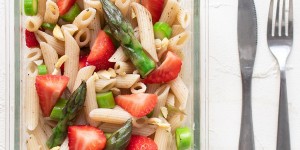 Beitragsbild des Blogbeitrags Sommerlicher Nudelsalat mit Spargel und Erdbeeren