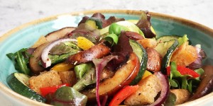 Beitragsbild des Blogbeitrags Panzanella mit Ofengemüse und Pilzen