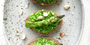 Beitragsbild des Blogbeitrags Crostini mit Erbsenpesto und gebratenen Spargel