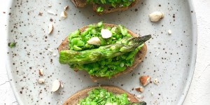 Beitragsbild des Blogbeitrags Crostini mit Erbsenpesto und gebratenen Spargel 