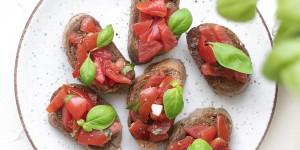 Beitragsbild des Blogbeitrags Schnelle Crostini mit Tomaten 