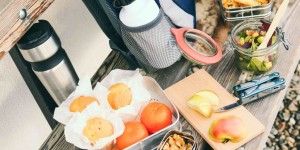 Beitragsbild des Blogbeitrags Wandersnack: Leckere Orangenmuffins mit Pinienkernen 