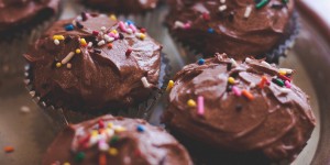 Beitragsbild des Blogbeitrags Cheat day und Binge Eating – gesund?