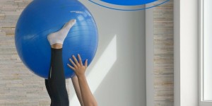 Beitragsbild des Blogbeitrags Rumpftraining mit dem Pezziball – Vorbereitung auf’s Ski fahren