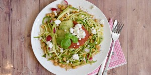 Beitragsbild des Blogbeitrags Zucchini Spaghetti – Zoodles mit Feta