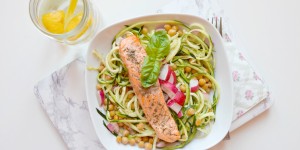 Beitragsbild des Blogbeitrags Zucchini Spaghetti – Zoodles mit Kichererbsen und Lachs