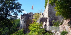 Beitragsbild des Blogbeitrags Sparbach: zwischen Ruinen und wilden Schweinen