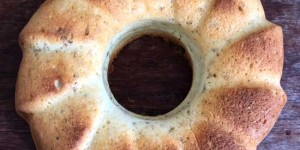 Beitragsbild des Blogbeitrags Saisonal und schnell zubereitet: Kokos-Holunder-Kuchen 
