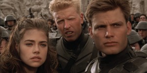 Beitragsbild des Blogbeitrags Indiziert, verboten – und schlussendlich gewürdigt: Paul Verhoevens „Starship Troopers“ / Kritik