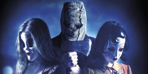Beitragsbild des Blogbeitrags „The Strangers: Opfernacht“ – Kritik 