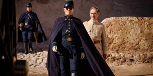 Beitragsbild des Blogbeitrags Comeback für Johnny Depp? Erstes Bild zeigt ihn als finsteren Oberst in „Warten auf die Barbaren“