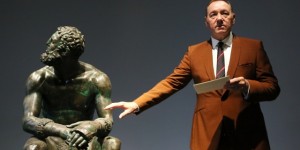 Beitragsbild des Blogbeitrags Comeback-Versuch? Kevin Spacey trägt in Rom auf offener Straße Gedicht vor