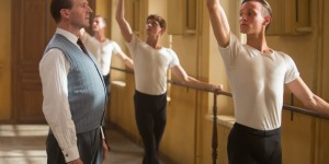 Beitragsbild des Blogbeitrags Sowjet-Ballett-Drama von Ralph Finnes: „Nurejew – The White Crow“ – Kritik